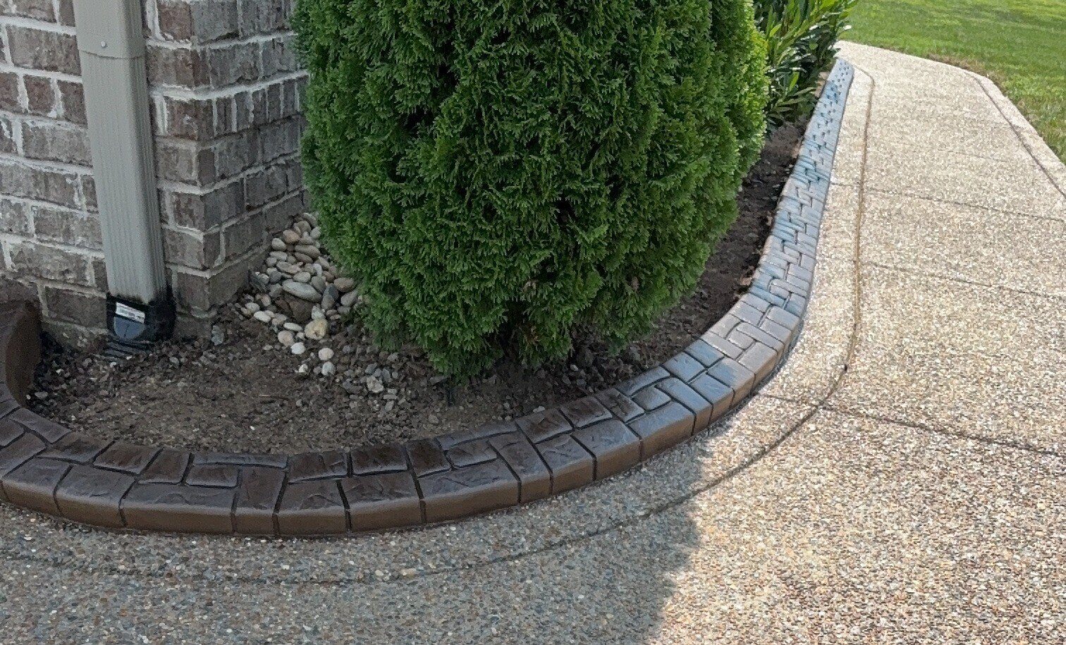Arborvitae bed along the walkway, Ashlar Slate pattern
