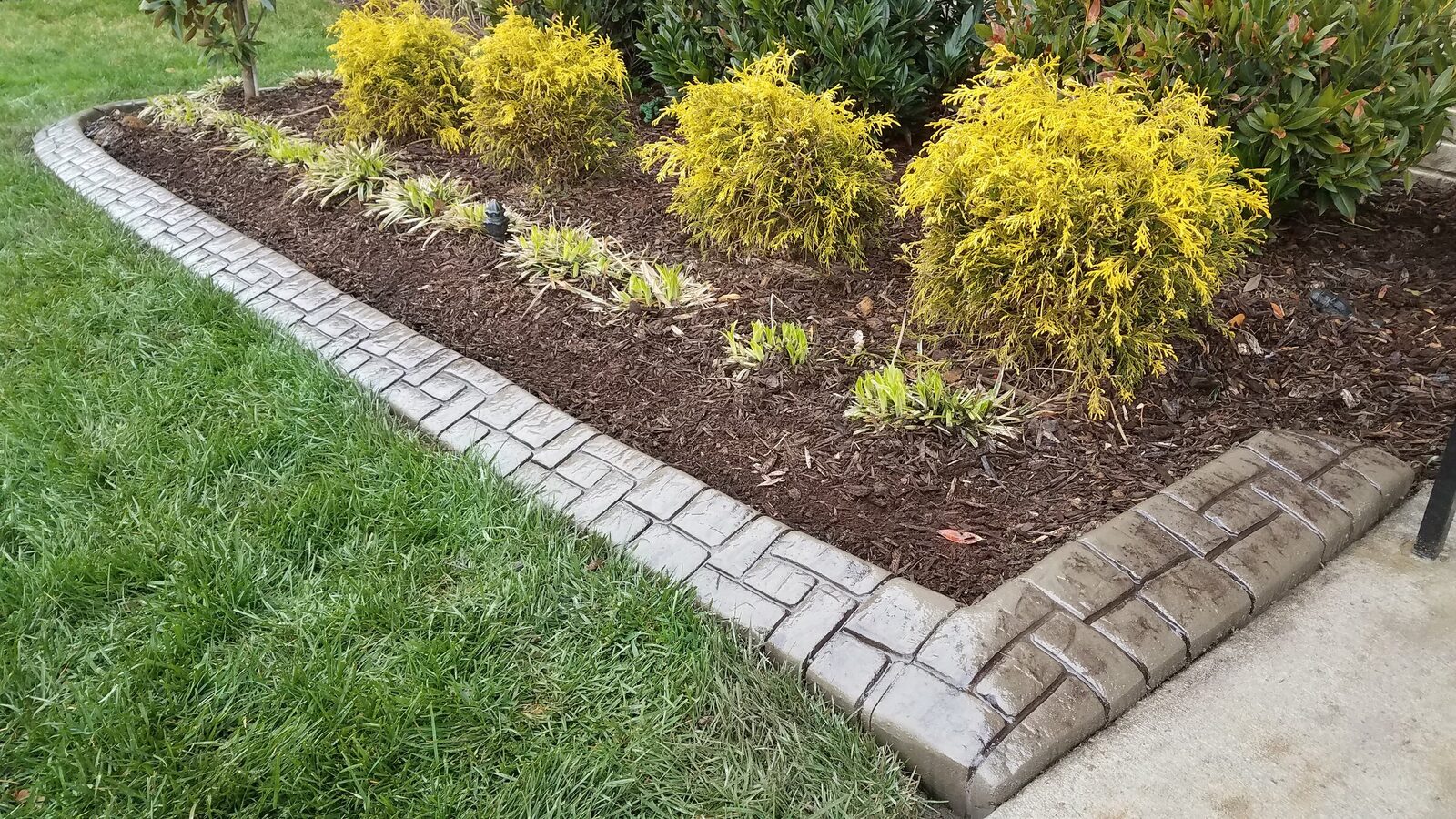 Golden shrub row at the foundation, Ashlar Slate pattern