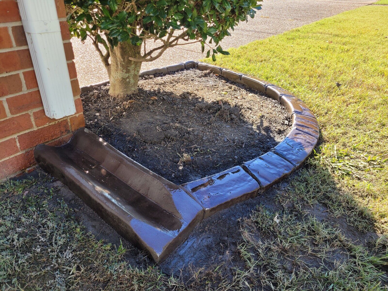 Splash guard into a tree bed, Riverstone Splash Guard pattern