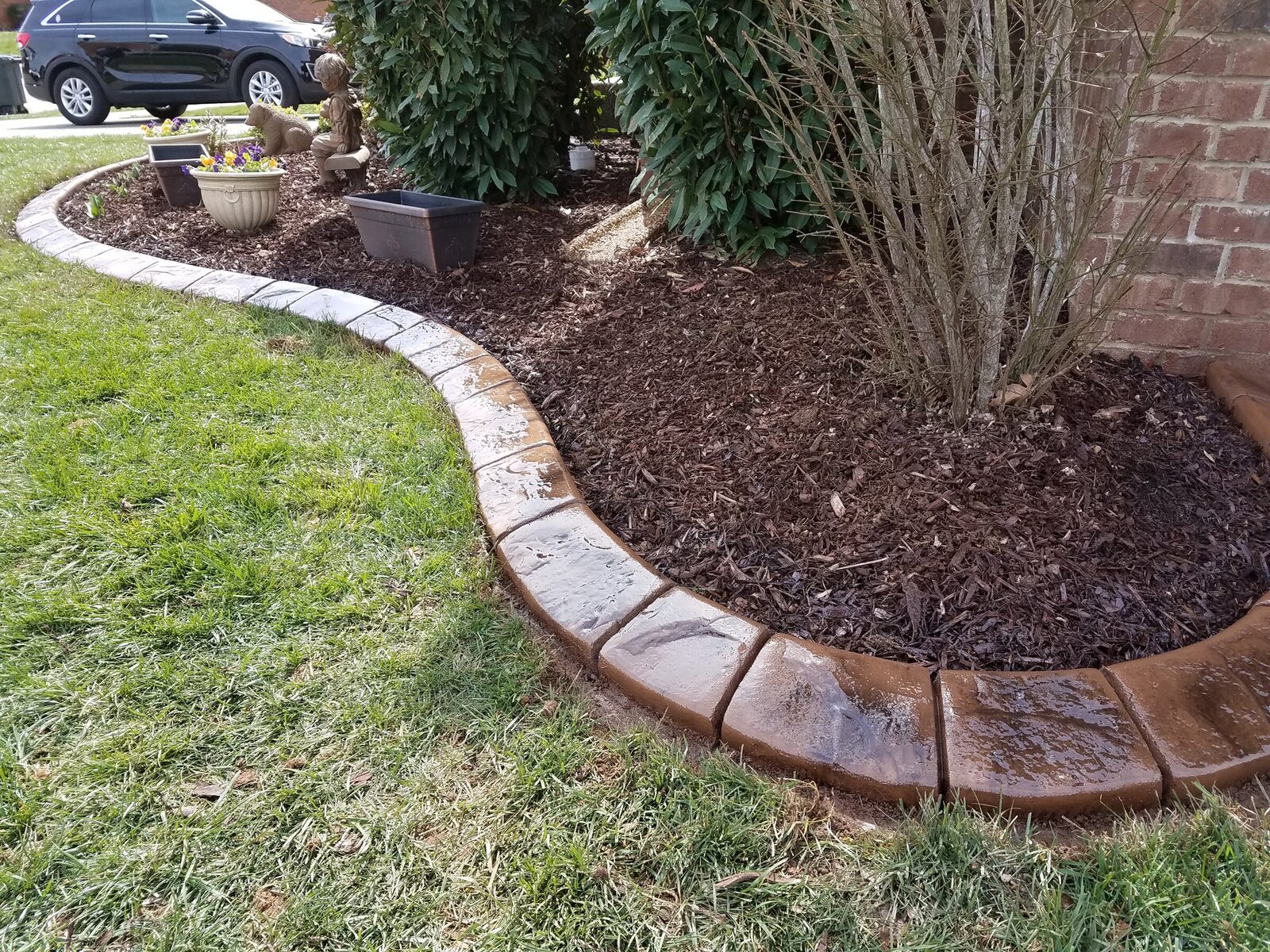 Curved mulch bed at the foundation, Cobblestone pattern