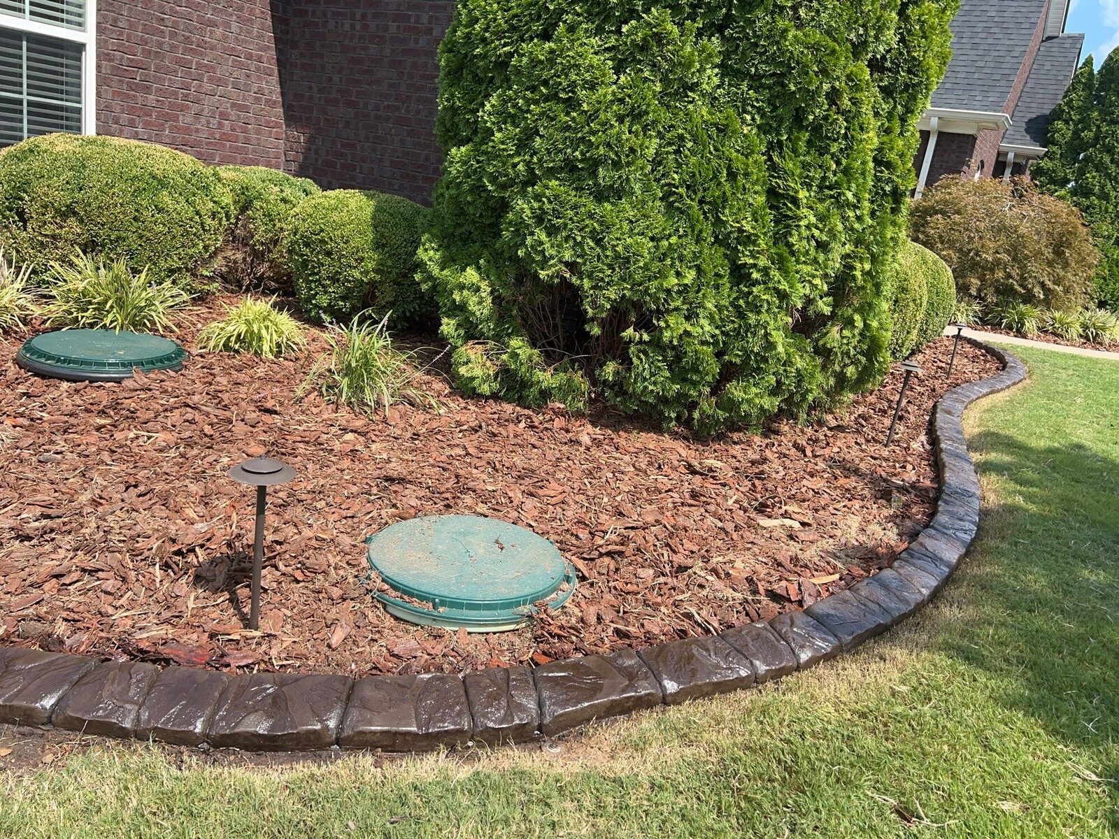 Sweeping mulch bed with arborvitae, Chattanooga Rock pattern