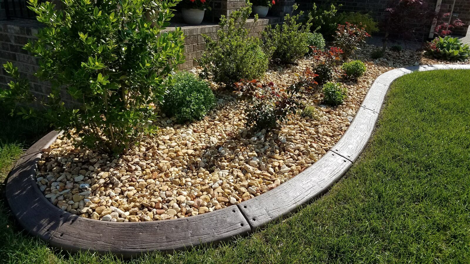 River-rock corner bed, Woodgrain pattern