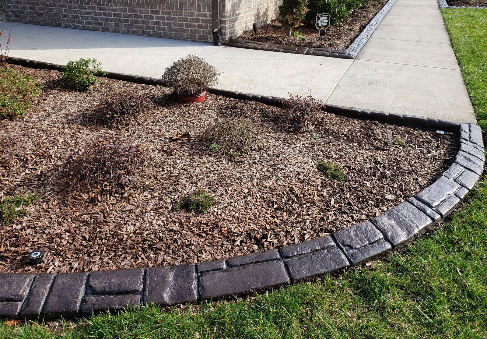 Mulch bed along the walk, Stonehenge pattern