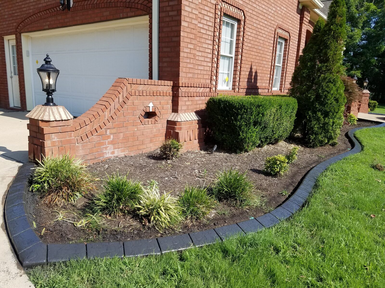 Front-entry bed, brick home, Cobblestone pattern