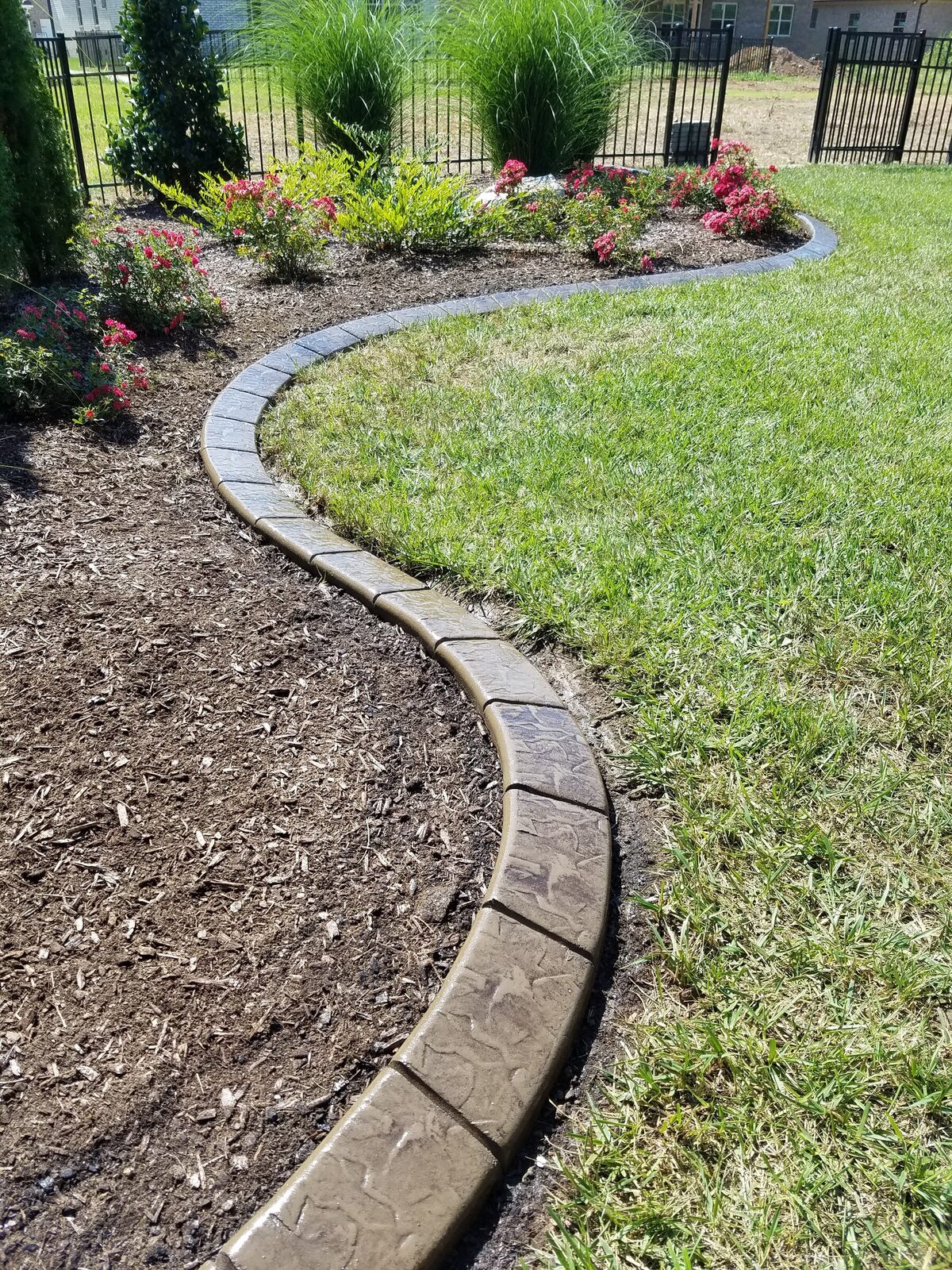 Wavy garden border, Cobblestone pattern