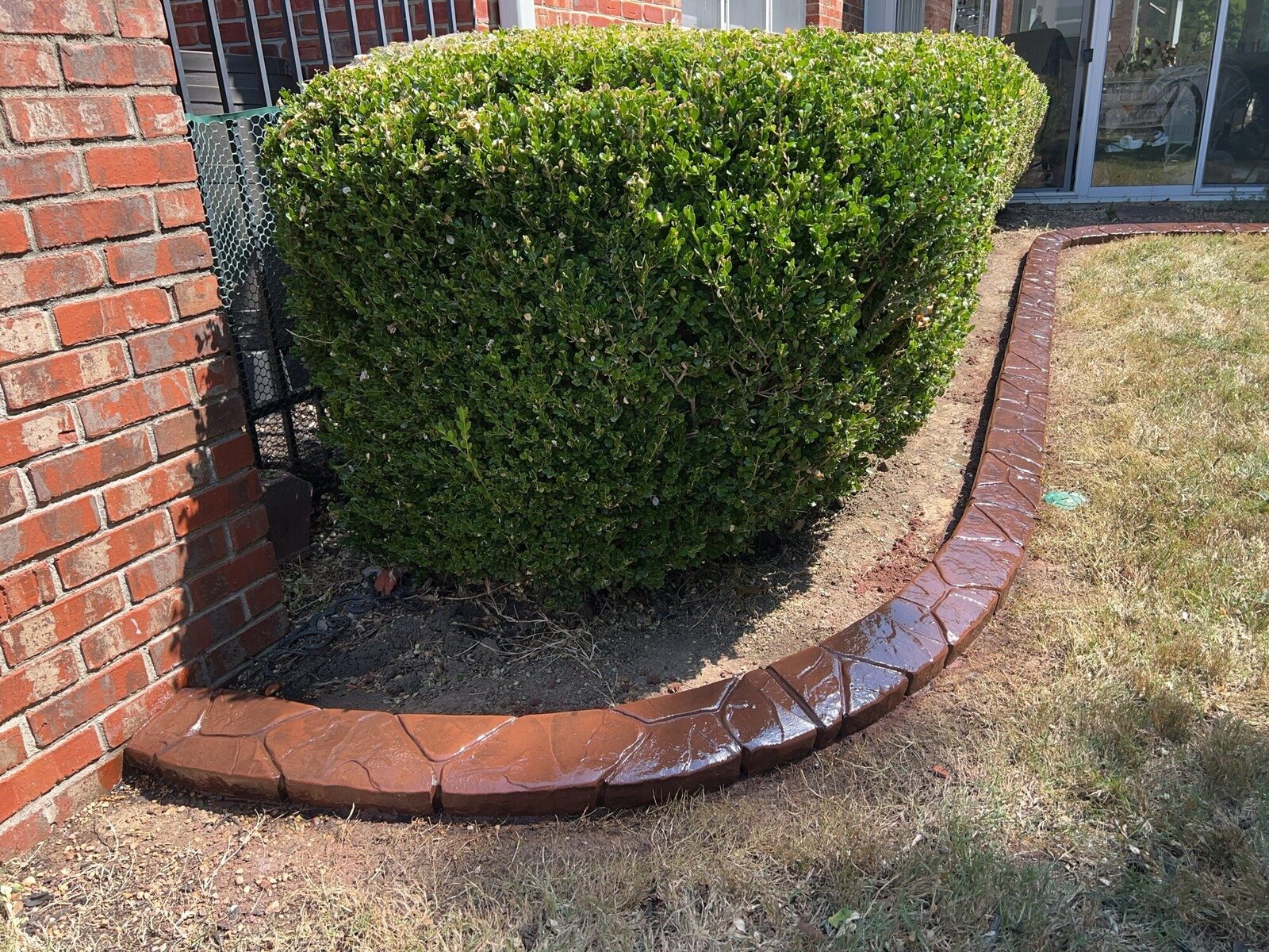Boxwood bed at a brick corner, Random Stone pattern