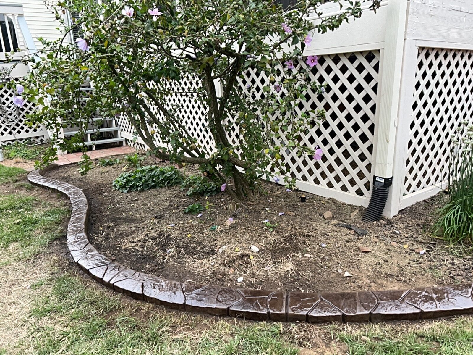 Garden bed by the lattice, Random Stone pattern