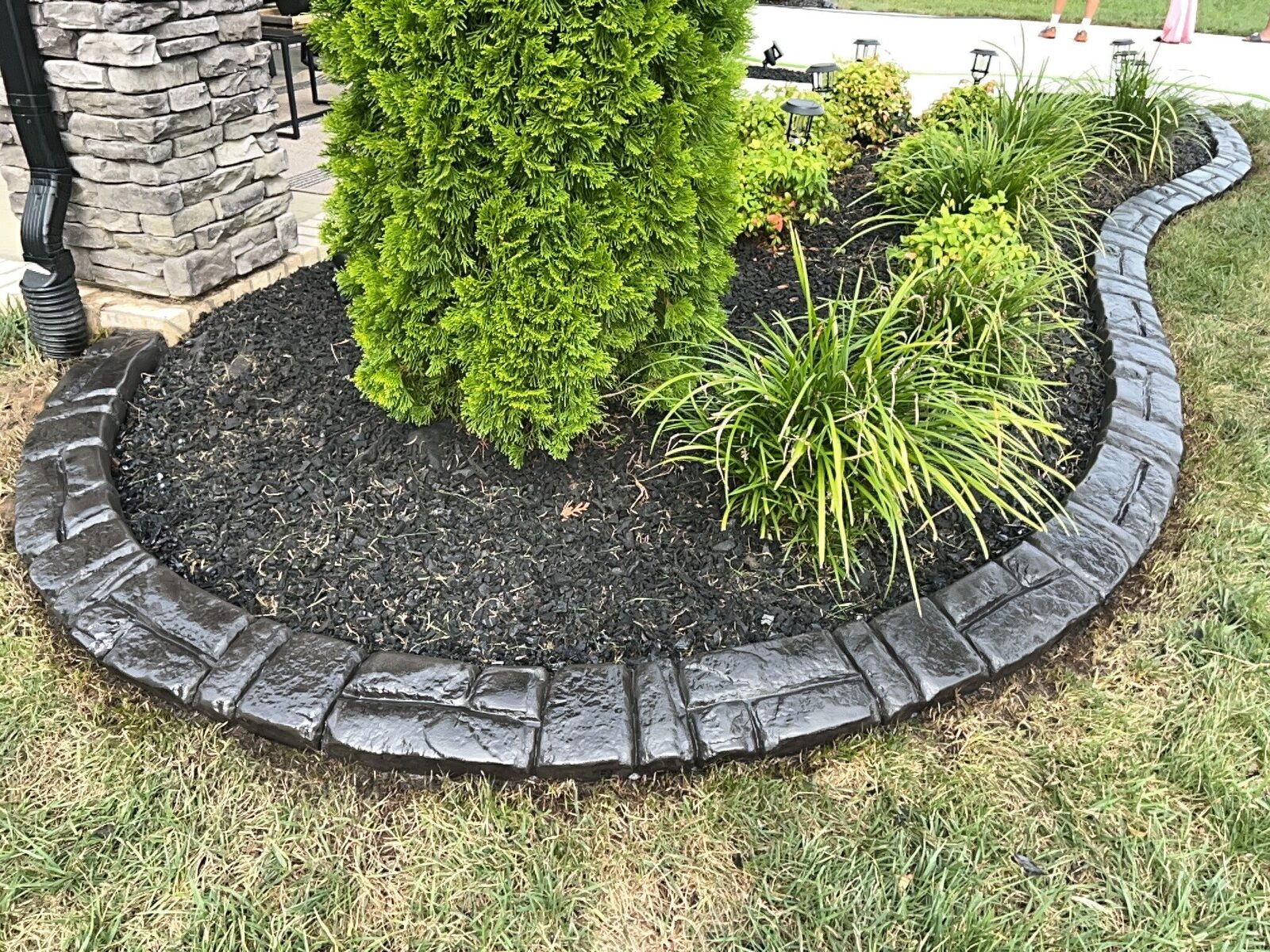 Arborvitae bed, black mulch, Stonehenge pattern